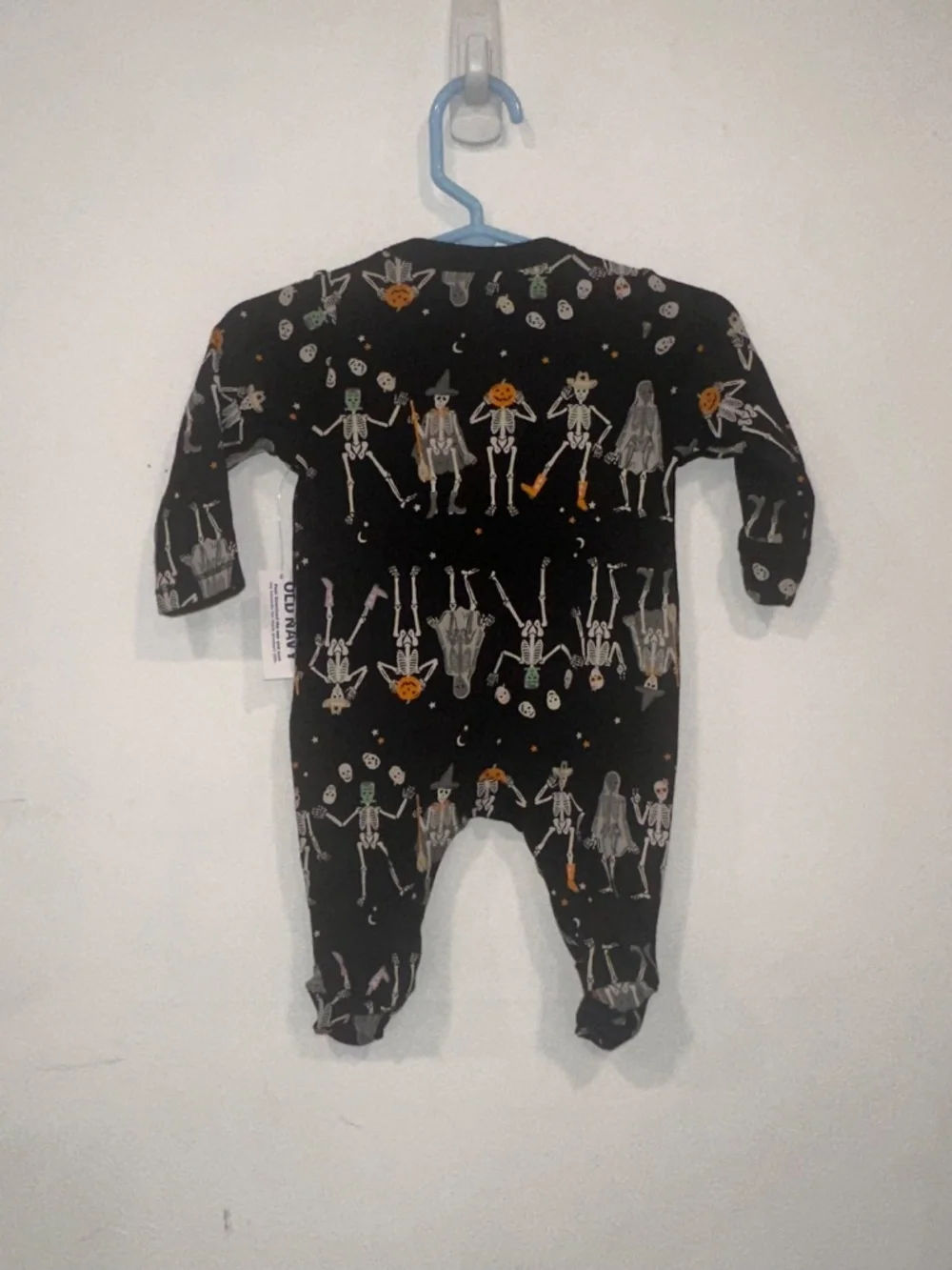 Old Navy Halloween Skeletons Zip Up Footed One Piece Pajamas NEW Newborn 7 lbs